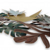 dettaglio di quadro in metallo con foglie di vari colori e forme