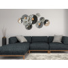 Ambiente living contemporaneo con divano grigio valorizzato con composizione etnico moderna con dettagli di specchio