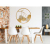 Esempio di arredo di un ambiente residenziale con scultura da parete in metallo rappresentante un cerchio con 5 ciliegie dorate