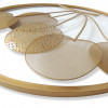Dettaglio del cerchio e delle ciliegie in metallo con finitura color oro