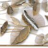 Dettaglio delle foglie in metallo color oro di varie forme