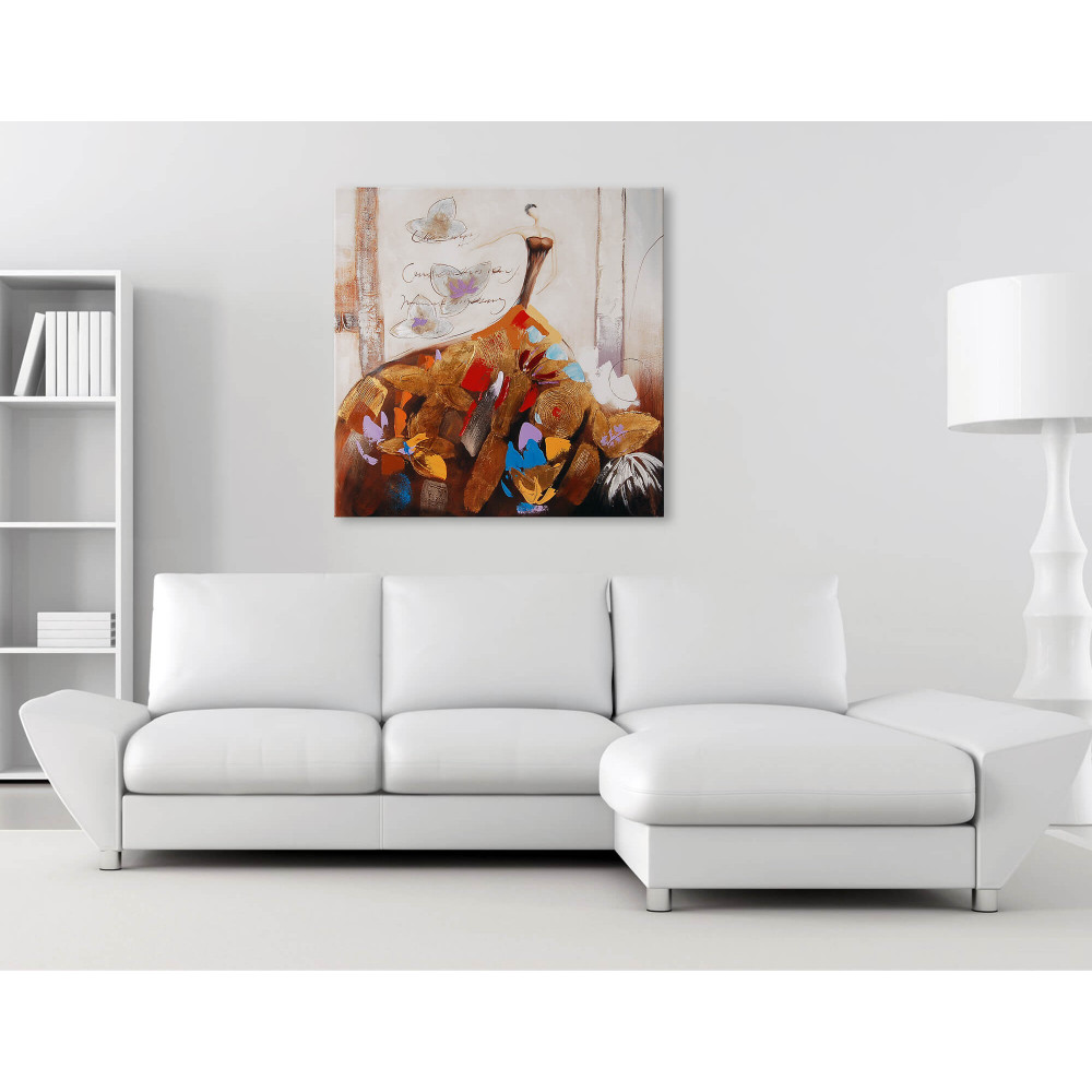 Quadro dipinto a mano ritraente donna con farfalle nella fantasia del vestito vaporoso multicolore posizionato in salotto con divano bianco