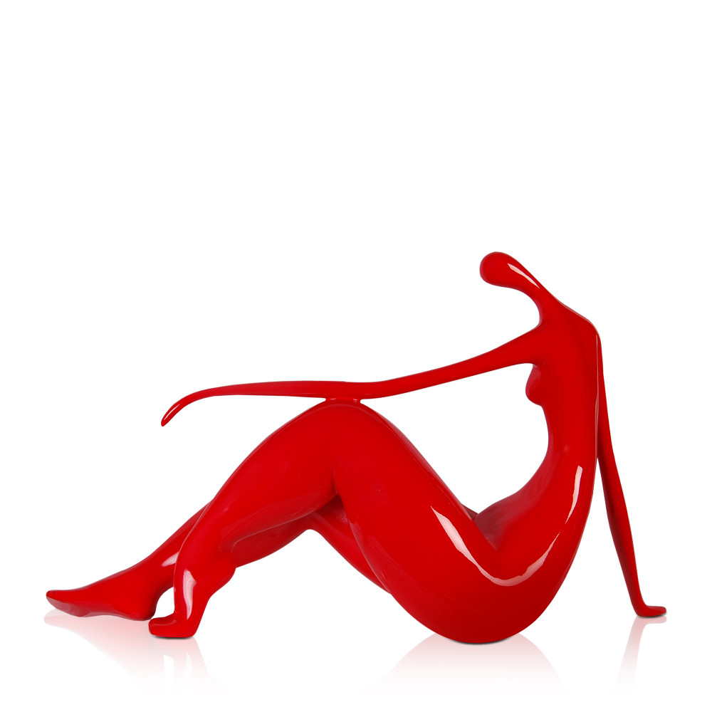 Statuetta in resina rossa laccata con soggetto donna seduta con gambe flesse e braccio disteso in avanti