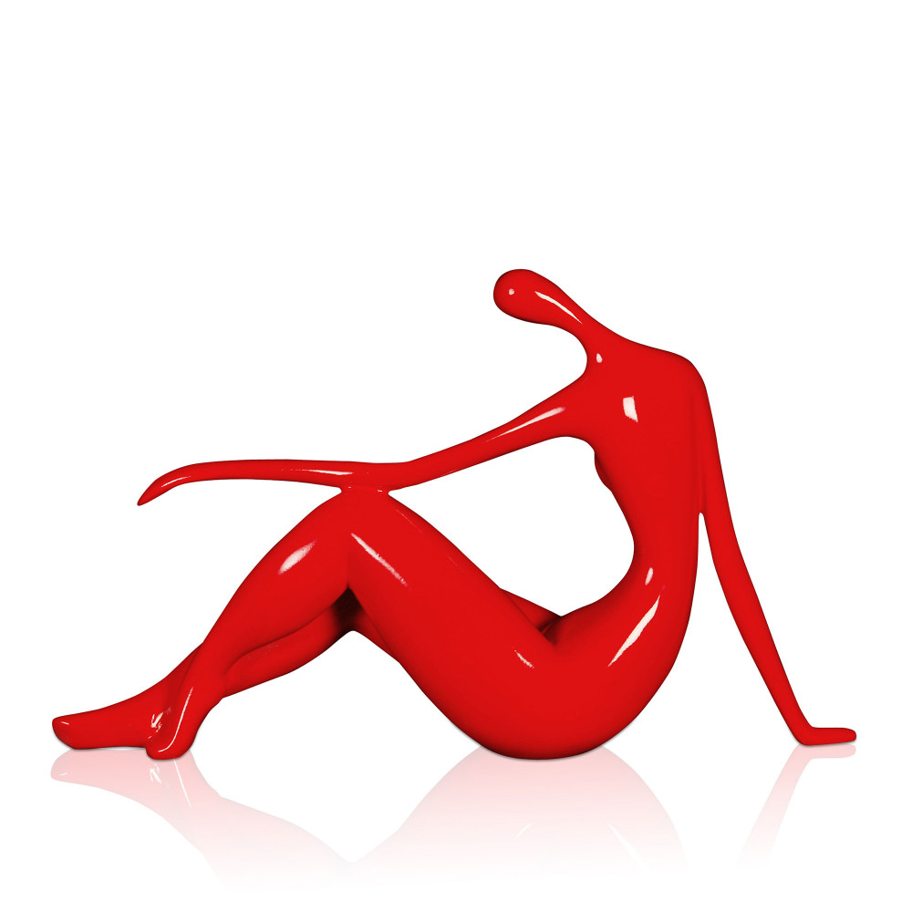 Scultura in resina con soggetto una figura femminile seduta con le ginocchia al petto in colore rosso