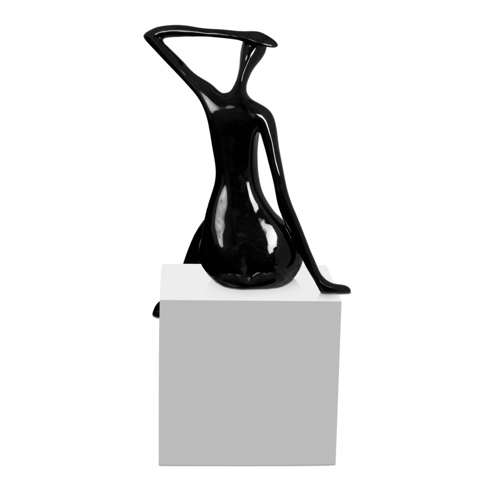 statuetta nera che raffigura una donna con le gambe accavallate e un braccio dietro la testa