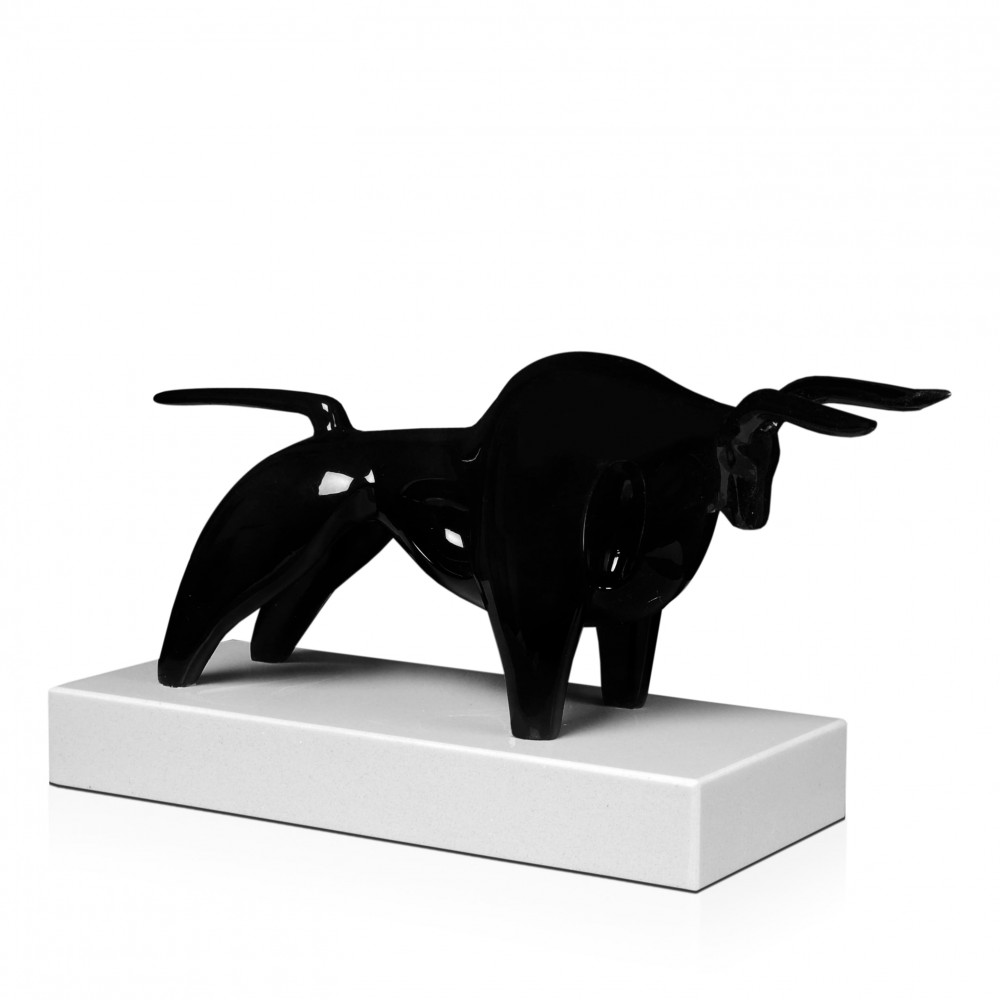 Statuetta moderna realizzata in resina raffigurante un toro nero stilizzato