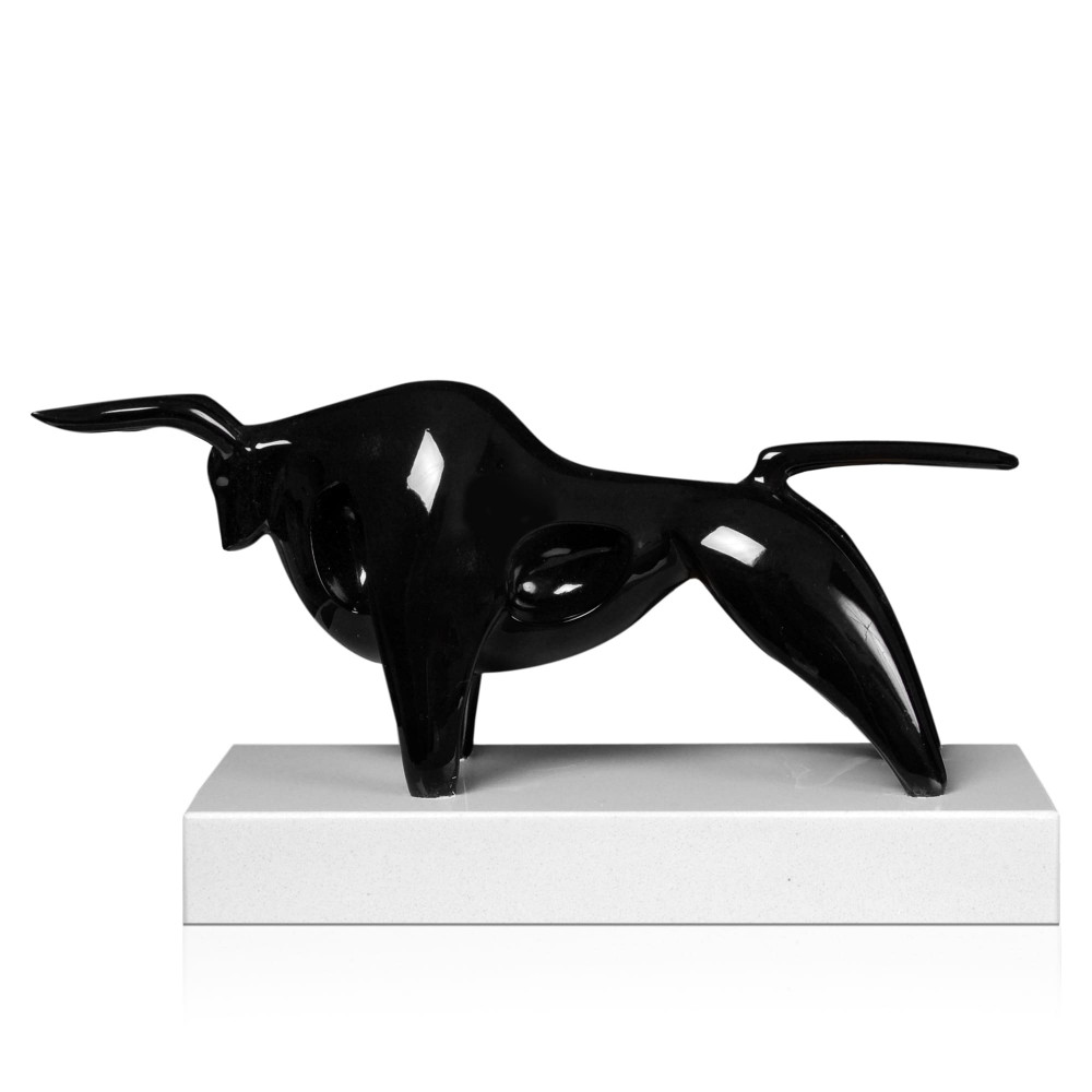 Profilo laterale di una scultura in resina con soggetto un toro dalle forme morbide e massicce