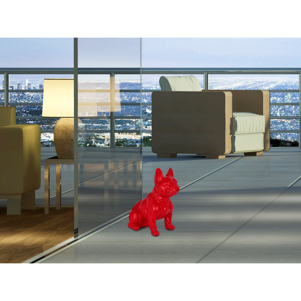 salotto con vista panoramica, poltroncine di design, parete a vetro e statua a forma di bulldog francese rosso appoggiata a terra