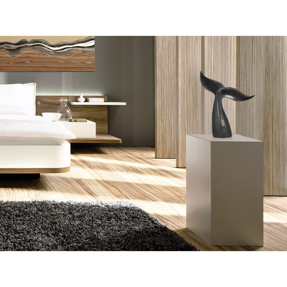 Camera da letto con arredo moderno decorata con coda di balena in colore grigio