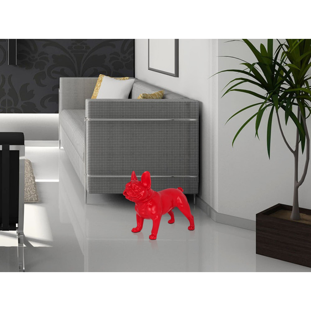 Ambiente living con arredo moderno decorato con statuetta in resina di bulldog francese rosso