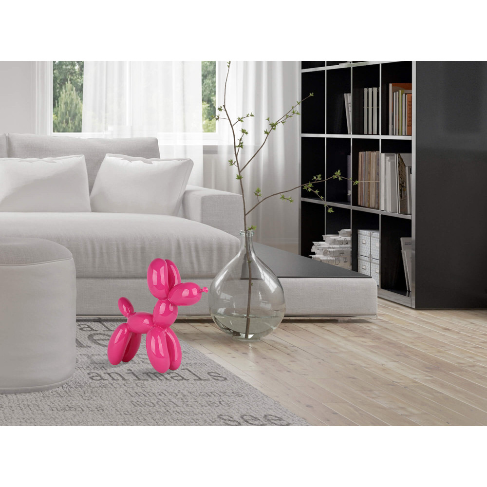 Ambiente living con arredo moderno in bianco e nero impreziosito da statuetta fucsia a forma di palloncino cagnolino in perfetto stile pop art