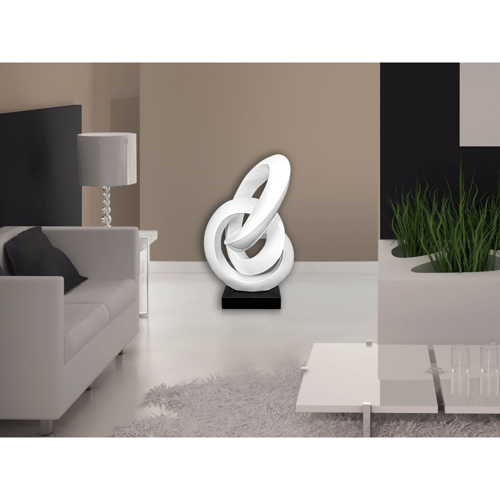 Ambiente living moderno arredato con scultura in resina bianca raffigurante due anelli intrecciati