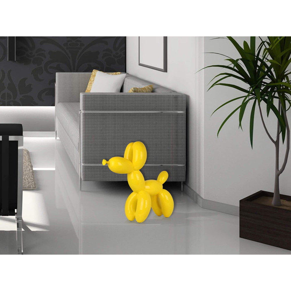 Salotto moderno decorato con statuetta di palloncino giallo laccato a forma di cane davanti a divano grigio