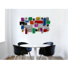 Ambiente living decorato con quadro in metallo con quadrati e rettangoli di varie dimensioni e colori