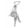 statua di donna seduta con gambe accavallate in resina effetto argento