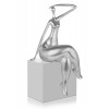 statuetta effetto argento che raffigura una donna con le gambe accavallate e un braccio dietro la testa