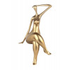 statua di donna seduta con gambe accavallate in resina effetto oro