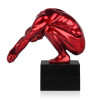 Profilo di scultura in resina rappresentante figura maschile con testa nascosta tra le braccia in colore rosso metallizzato
