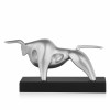 Profilo laterale di una piccola scultura in resina con soggetto un toro metallizzato
