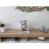 Salotto arredato con scultura in resina color argento raffigurante un orsetto minimal