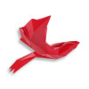 Una scultura in resina rossa lucida raffigurante un uccello realizzato con tecnica origami