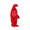 Pinguino rosso in resina visto leggermente di profilo