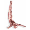 Scultura in resina rosa effetto metallo raffigurante un tuffatore a testa in giù e braccia aperte