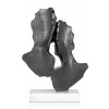 Profilo posteriore di Coppia di amanti in resina effetto metallo su base bianca di marmo