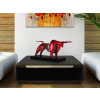 toro rosso astratto su tavolino basso color wengè