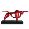 Statua rossa di un toro astratto