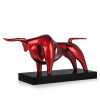 Statua metallizzata di colore rosso con figura di toro
