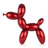 Realizzazione artigianale in resina metallizzata rossa di un cane fatto con palloncini