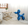 Salotto con arredo moderno decorato con statuetta di palloncino blu a forma di cane
