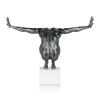 Statua di colore grigio metallizzato che si chiama Equilibrio che rappresenta una figura umana maschile accovacciata su un piedistallo