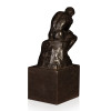 Profilo laterale di statuetta in bronzo raffigurante uomo pensante seduto su roccia