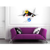 Composizione astratta linee e figure geometriche con il colore nero sullo sfondo e gli altri colori primari, quadro fissato su un divano viola