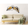 Ambiente living dallo stile moderno impreziosito con composizione in metallo di anelli e sfere con divano beige