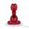 Retro di una lampada scultura a forma di cane palloncino seduto in resina metallizzata color rosso
