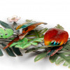 Dettaglio dei pappagalli, delle foglie e dei fiori saldati sul telaio in metallo