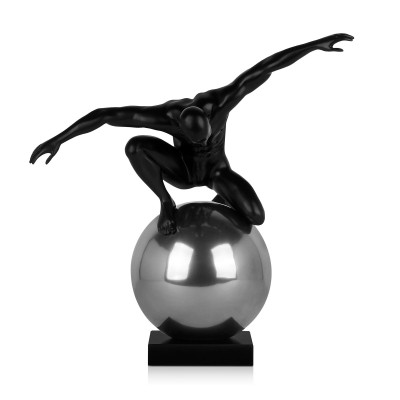 Statua in resina raffigurante uomo accovacciato su sfera argentata