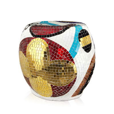 Scultura decorata in vetro a forma sgabello bombato con rivestimento a mosaico in tasselli color bianco, oro, rosso e azzurro