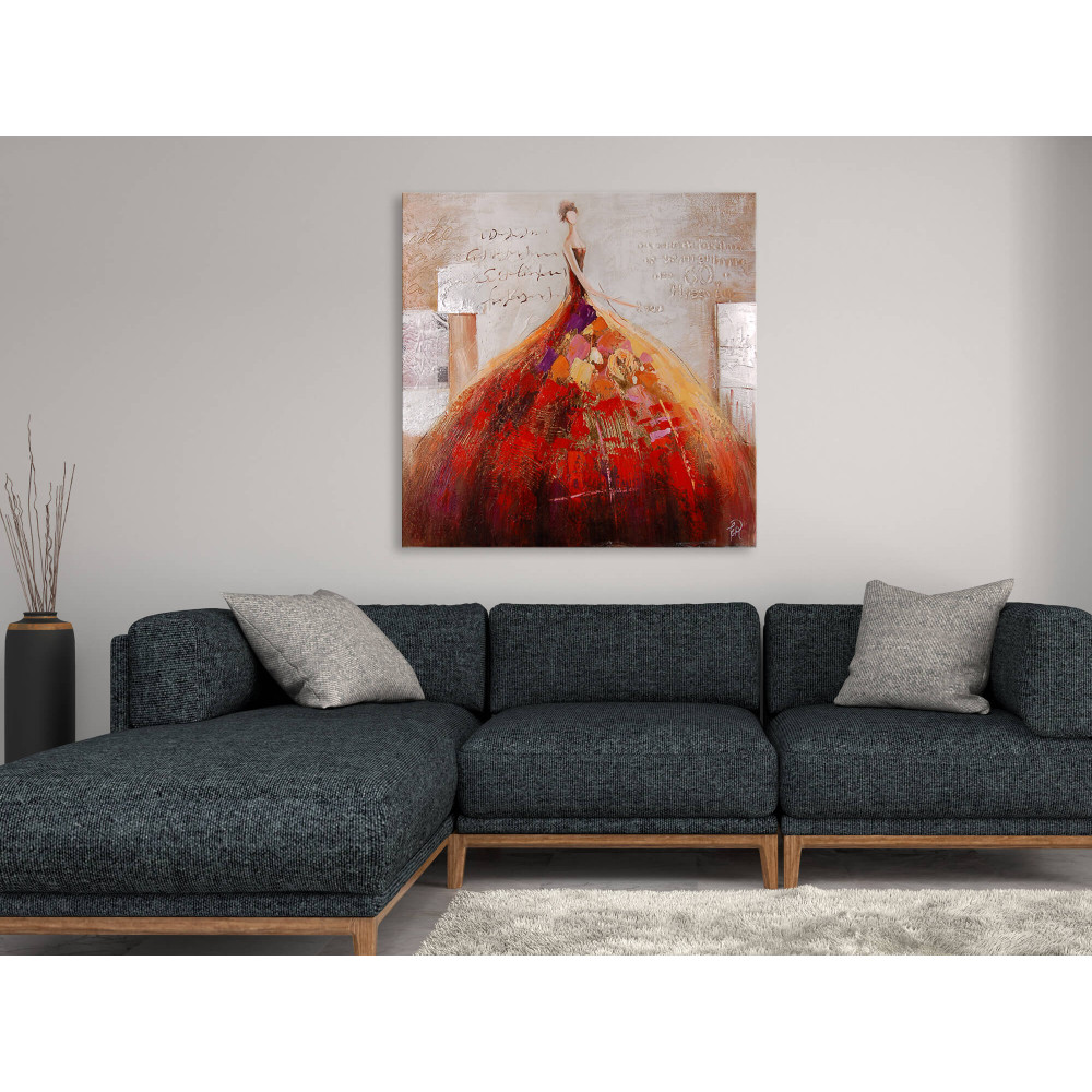Quadro dipinto a mano ritraente donna con vestito molto vaporoso nei toni del rosso e dell'arancione posizionato in salotto con divano bianco