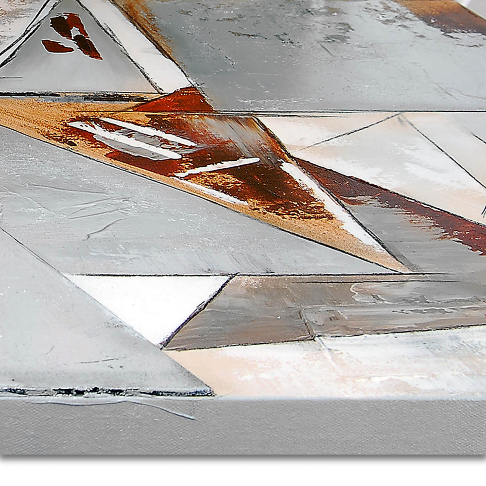 Dettaglio di quadro astratto con accostamento di triangoli in toni grigio e oro e inserti metallici