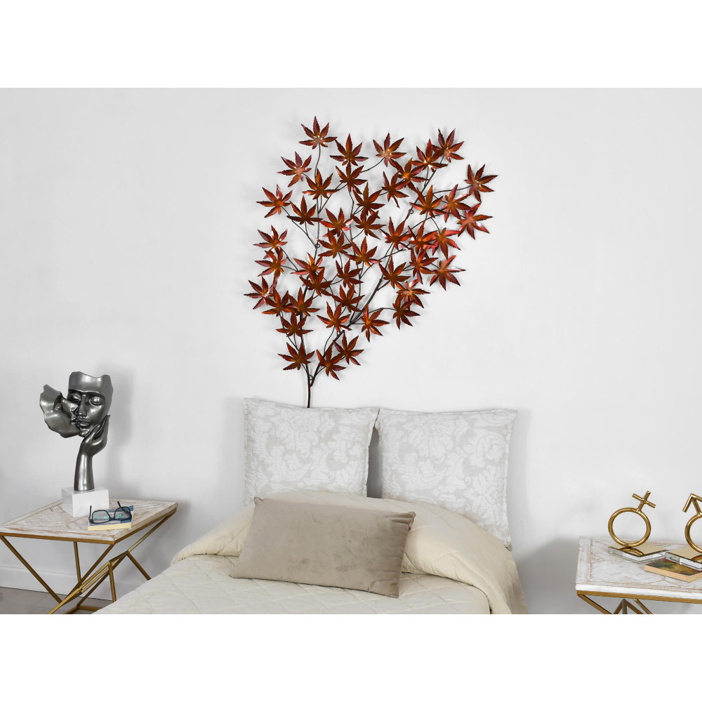 Idea per appendere su parete un quadro di metallo raffigurante delle foglie nei colori autunnali