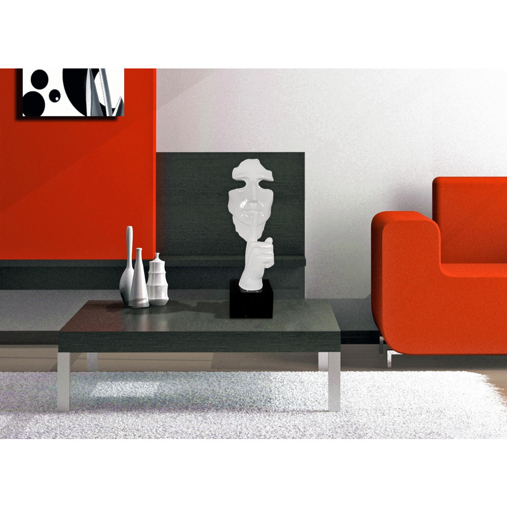Ambiente living arredato in stile contemporaneo con la scultura astratta del Viso di un uomo tutto di bianco su tavolino