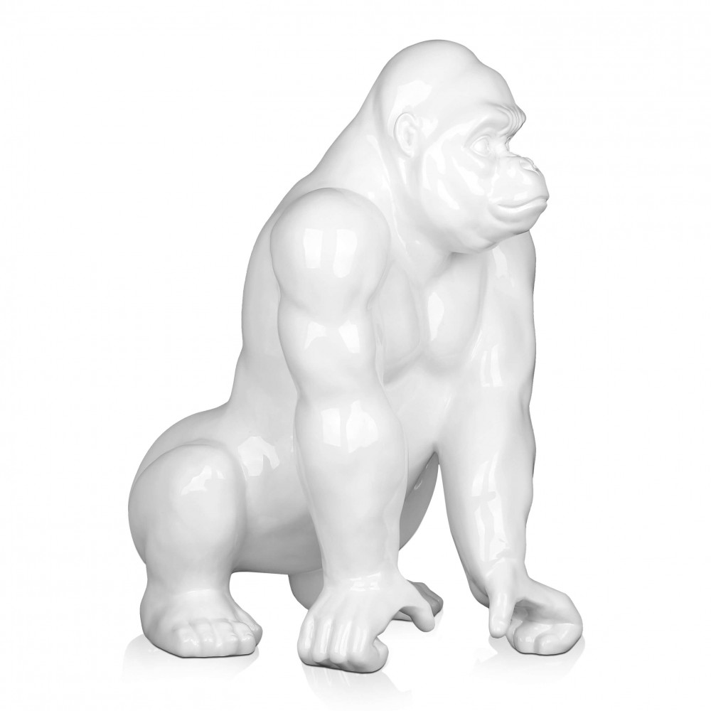 Statua colore bianco lucido con un imponente orango rappresentato in modo realistico