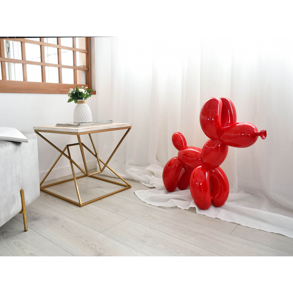 Salotto moderno decorato con statuetta di palloncino rosso laccato a forma di cane