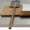 prospettiva obliqua di quadro in metallo con inserti in legno, stoffa e metallo