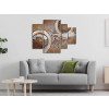 Soggetto astratto nei toni del marrone dipinto su 4 telai estetici alti con inserti in metallo posizionato in salotto con divano grigio