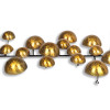 Dettaglio di quadro in metallo che evidenzia elementi decorativi di forma semicircolare color oro